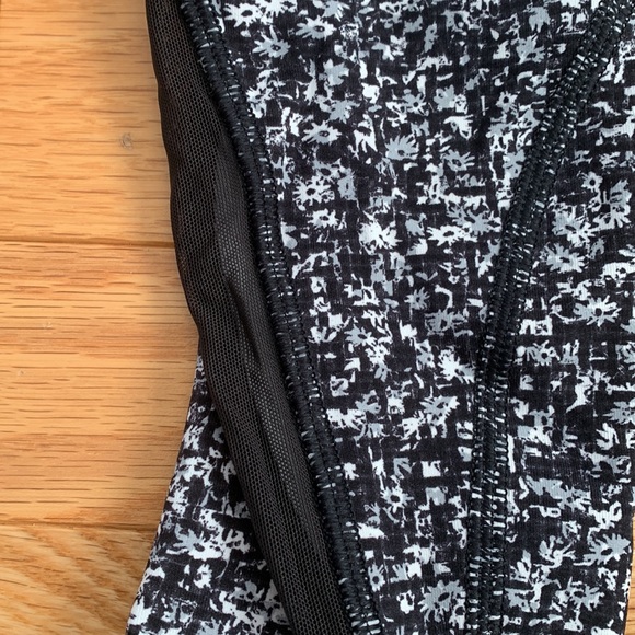 Lululemon Black and White Print Leggings Size 2. Mesh Detailing and Floral - Picture 4 of 5